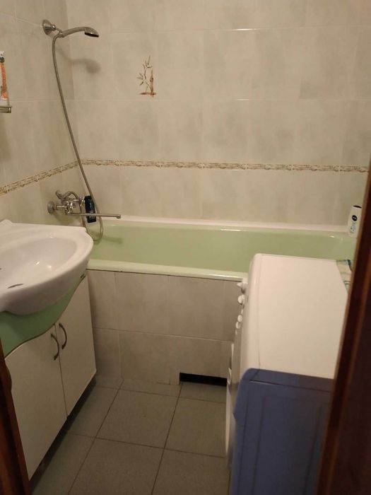 Здається кімната поряд зі ст. метро "Академмістечко"