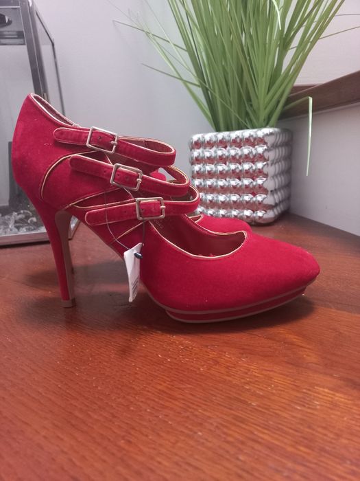 Nowe byty, czerwone szpilki
