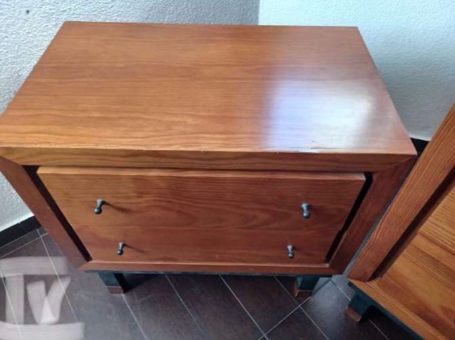 Conjunto de quarto moderno em madeira cómoda e mesas cabeceira