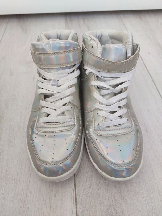 Holograficzne srebrne sneakersy Cropp 38