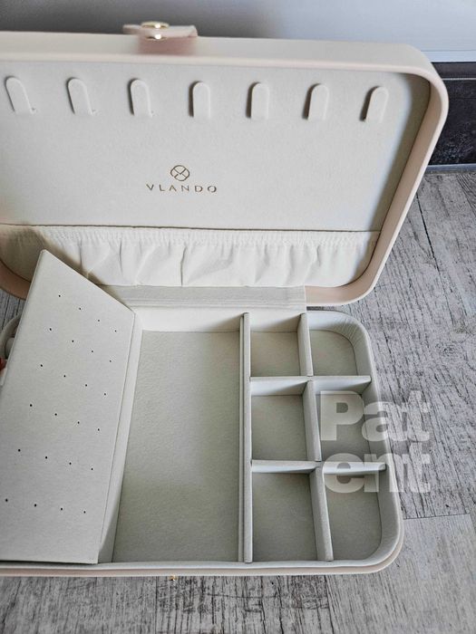 Szkatułka kuferek organizer na biżuterię jasny na podróż w domu