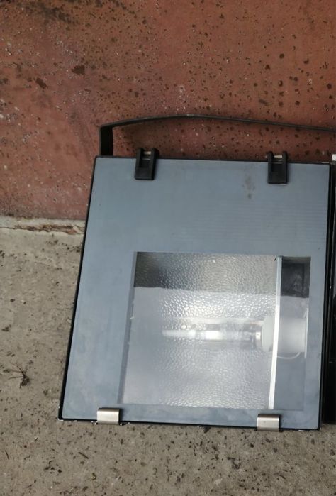 прожектор новий