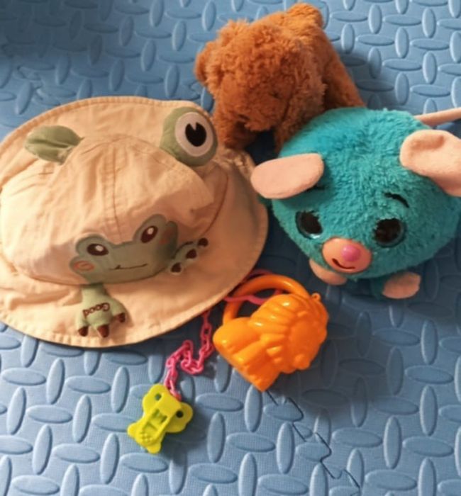 Kapelusz dla rocznika i zabawki l + katarek gratis.