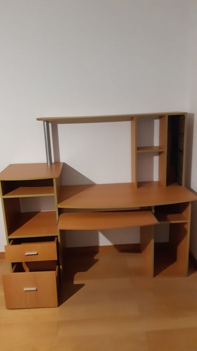 Secretária com estante e gavetas