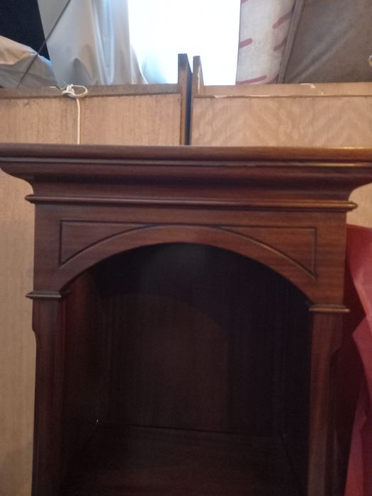 Estantes em madeira com prateleiras