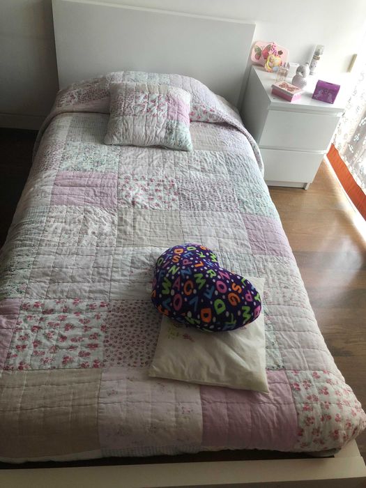 cama solteiro e mesa de cabeceira IKEA modelo MALM branco