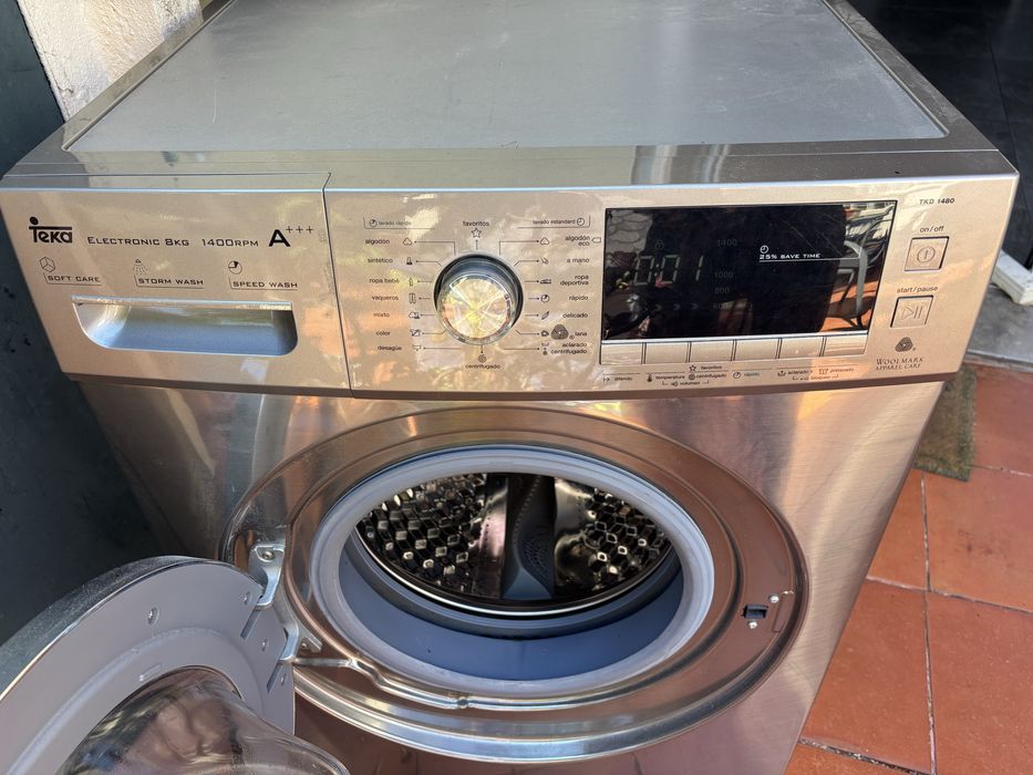 Máquina de lavar a roupa cinzenta, marca Teka