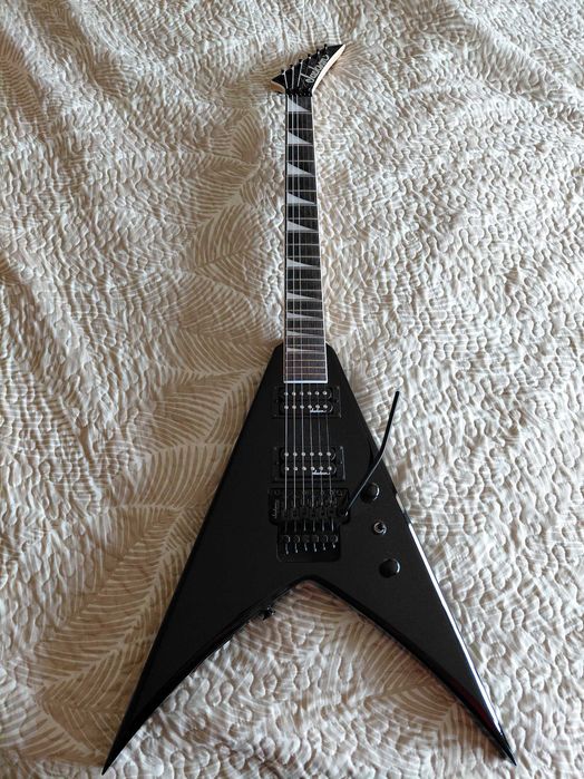 Jackson JS32 King V Gloss Black