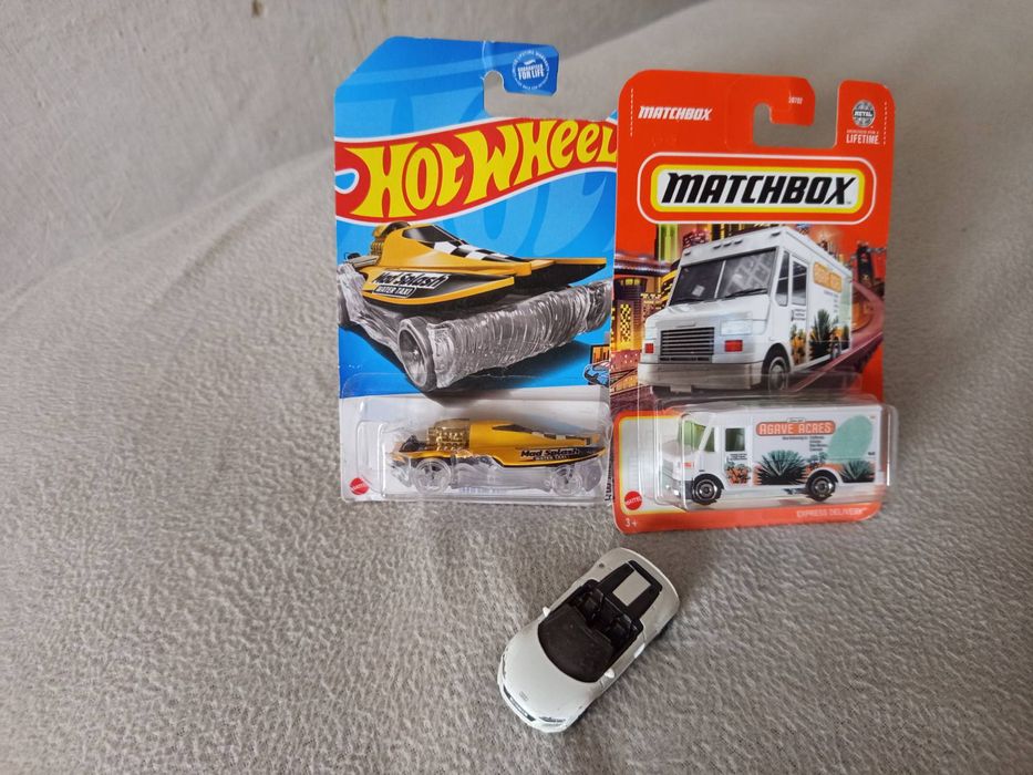 Дитячі ігрушки машинки.