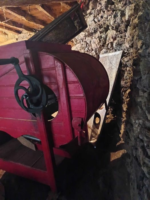 Limpadora de milho manual em madeira antiga