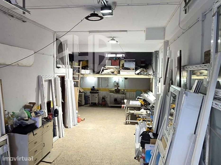 Closed Garage with 63.70 m², Bathroom, and Automatic Gate | M...