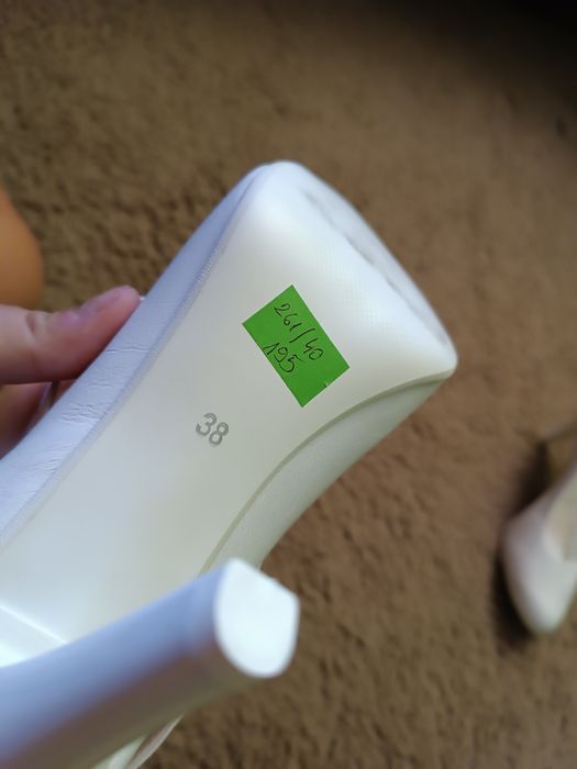 Sprzedam białe buty