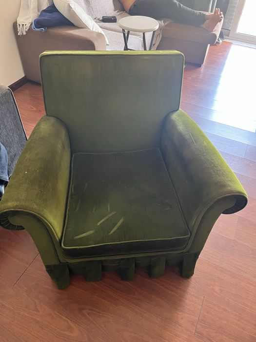 Sofa, mesa e cadeiras