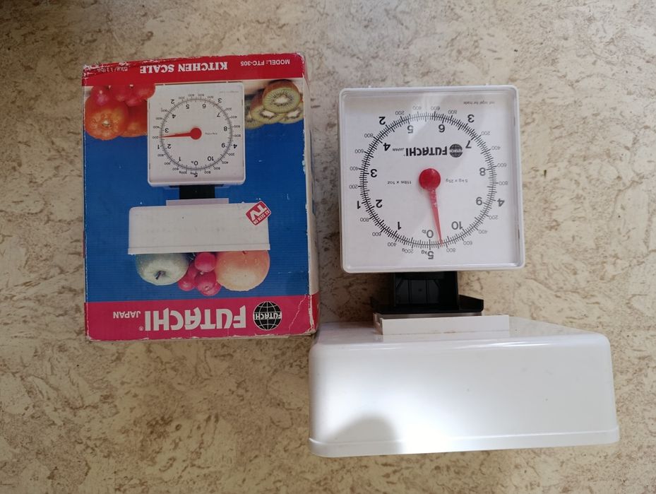 Весы кухонные, подносы, ёмкости для хранения.