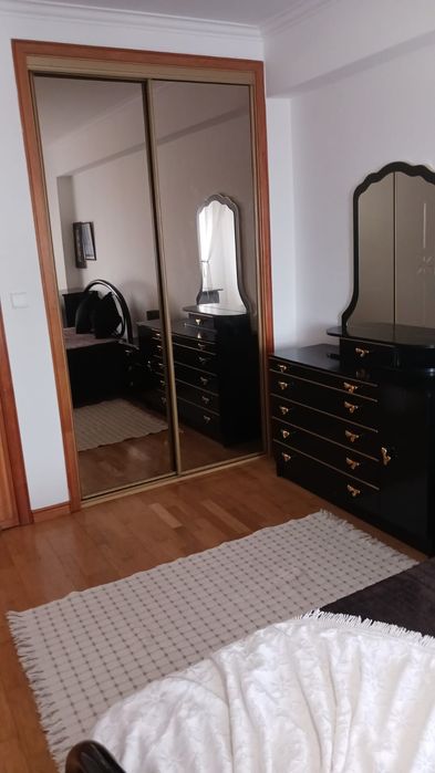 Alugo quarto espaçoso com muita luz natural mobilado com tv