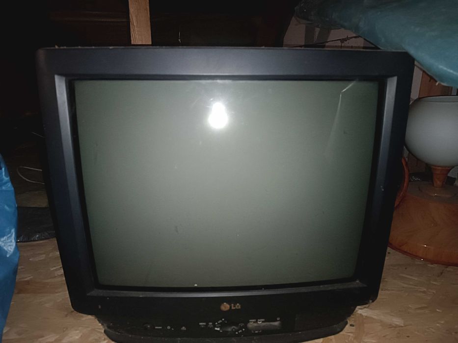 Телевізор в хорошому стані LG. Припадає пилюкою працює добре