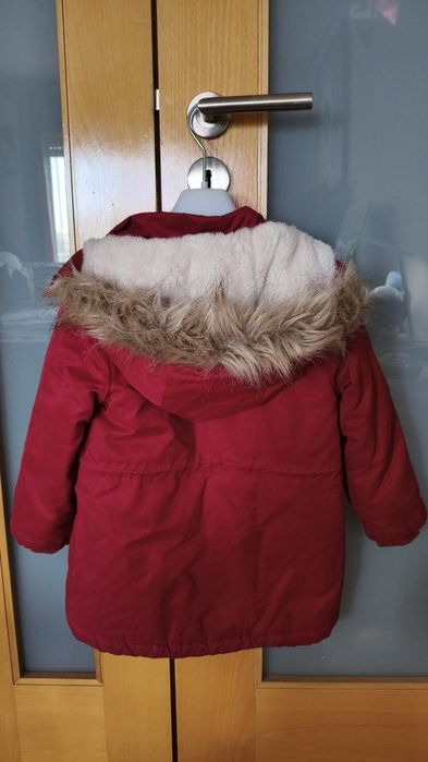 Parka quente com pelo em parte do interior