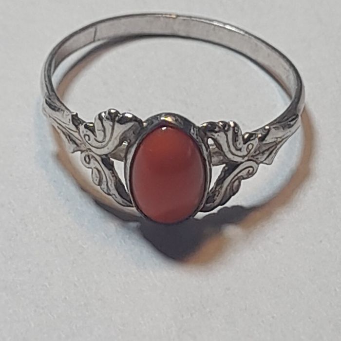 Stary srebrny pierścionek z koralem