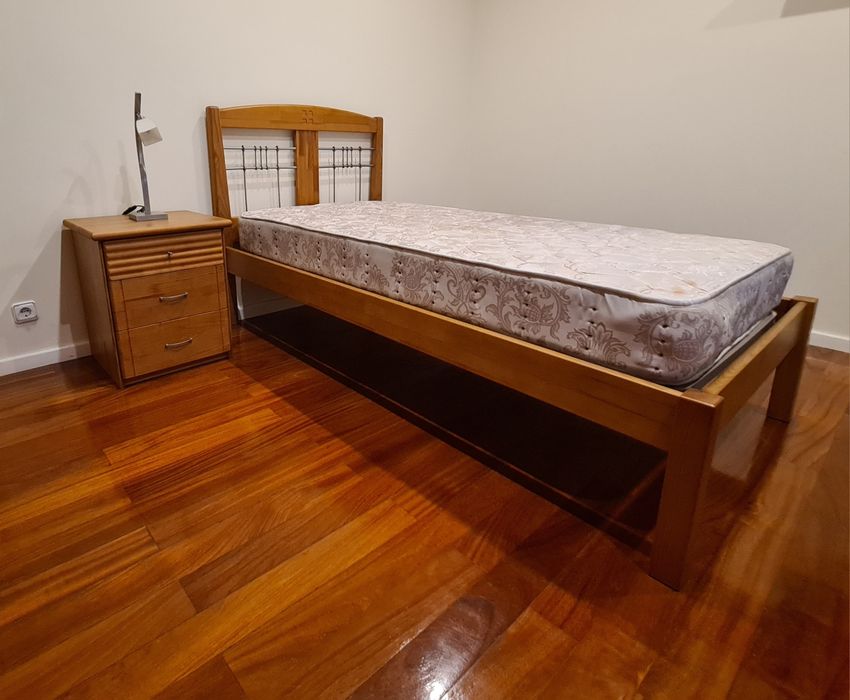 Cama de solteiro e mesinha de cabeceira