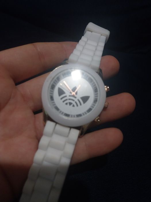 Bialy zegarek na reke