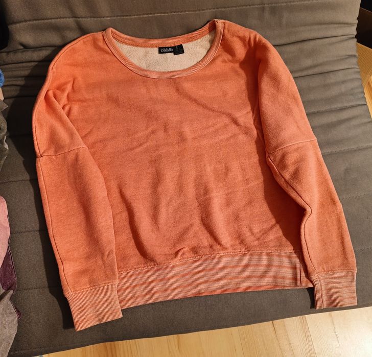 Różowa bluza marki ESMARA