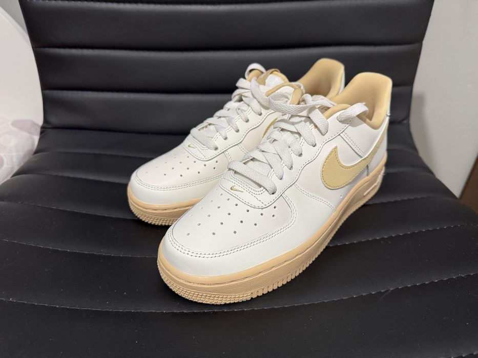 Продам женские кросовки Nike Air Force 1 ’07