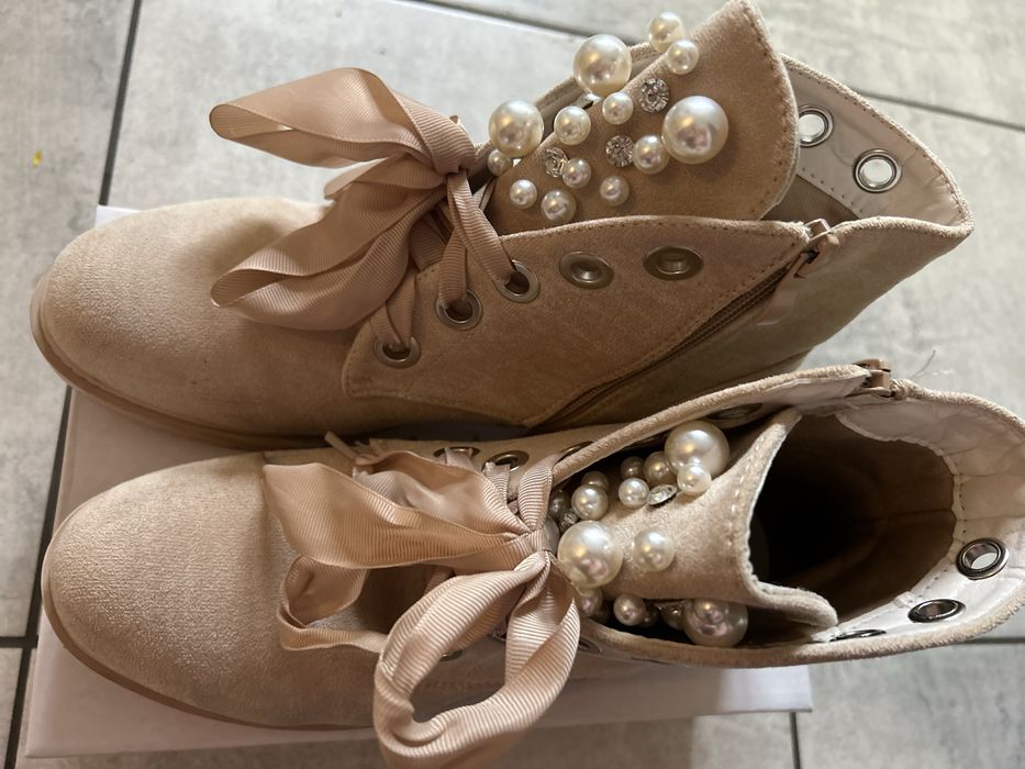 Beżowe botki z perełkami Ideal Shoes