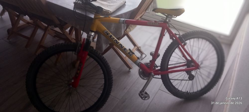 Bicicleta roda 26x1,95 vermelha e amarela