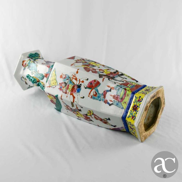 Jarrão hexagonal Porcelana da China, cenas de guerra, Reinado Guangxu