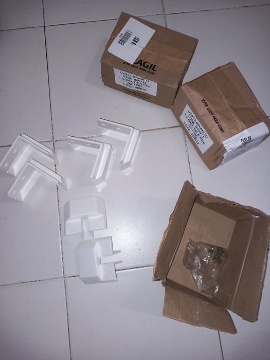 3 caixas novas com 6 conjuntos de pés para armário ou roupeiro