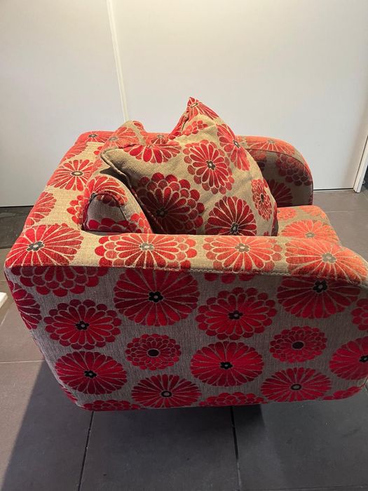 Poltrona giratoria com tecido floral