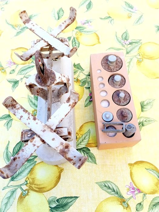 Balança de pratos com pesos