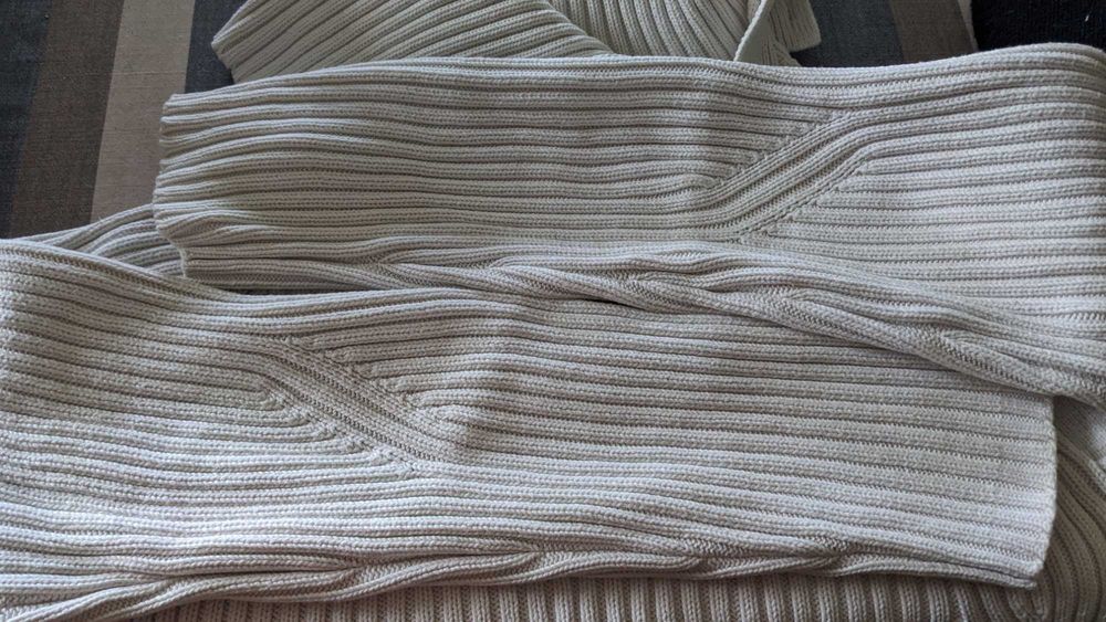 Biały gruby sweter, rozpinany golf, INTOWN