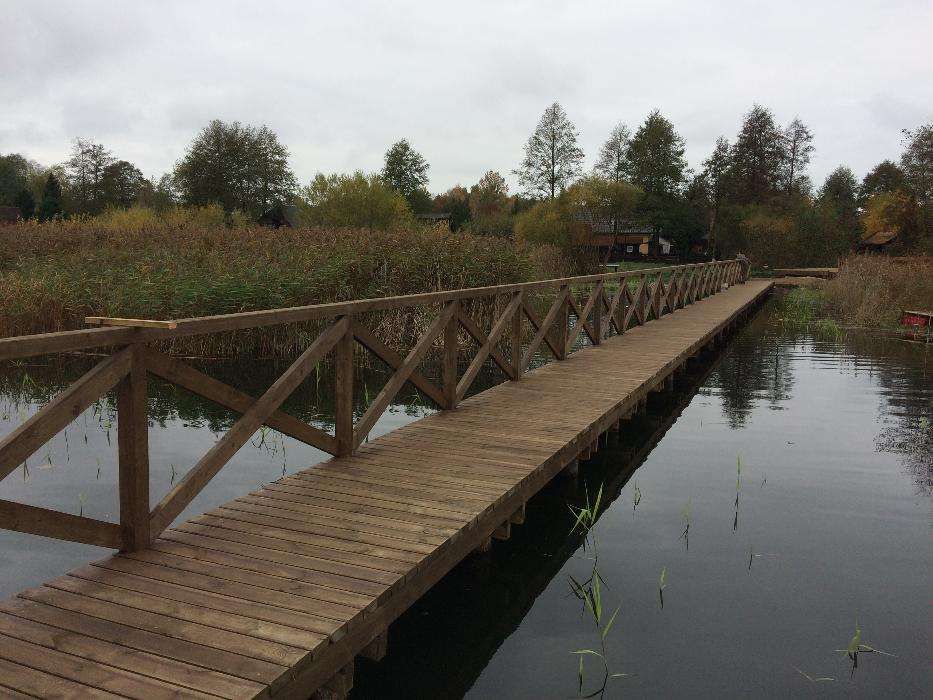 Budowa pomostów, wbijanie pali, kafar, umocnienia brzegów,