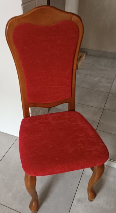 Krzesła na profilach z litego drewna