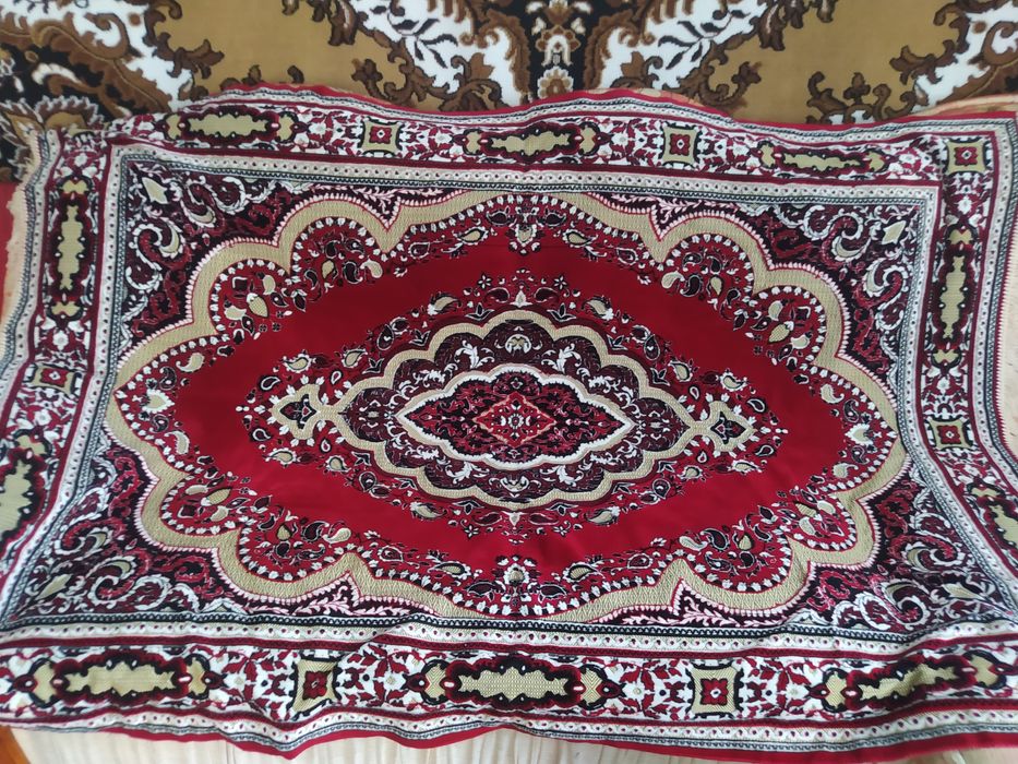 Продаю покривала нові на диван і накидушки на крісла.