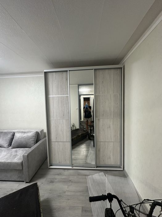 продам шкаф-купе новый, с зеркалом и перемычками