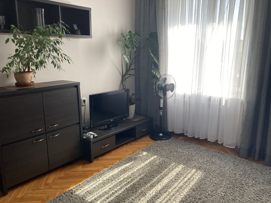 2-к квартира подобово,центр. опалення,на Соборній 101,6 місць,докум.