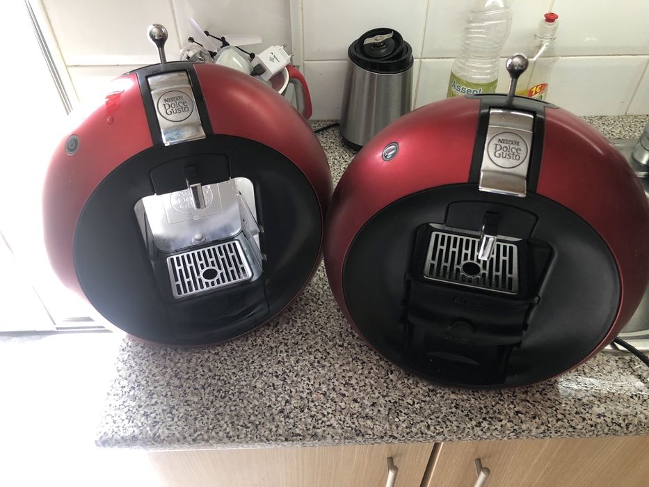 Duas nespresso  uma a funcionar outr tambem trabalha mas verte agua