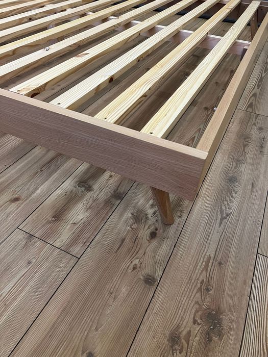 Cama 180x200 com estrado de ripas