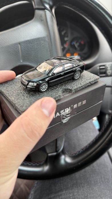 Продам колекційну машинку audi