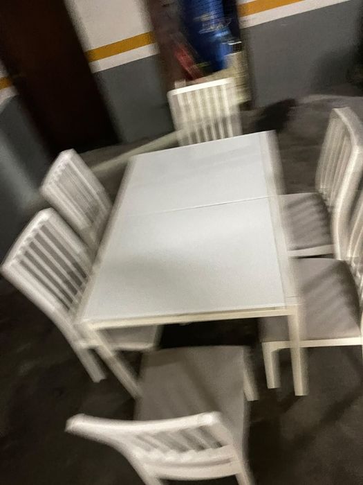 Mesa estêncil com tampo em vidro e seis cadeiras 199euros