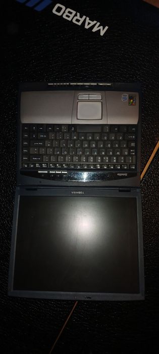 Retro laptopy, kolekcjonerskie, niektóre ponad 30 lat.