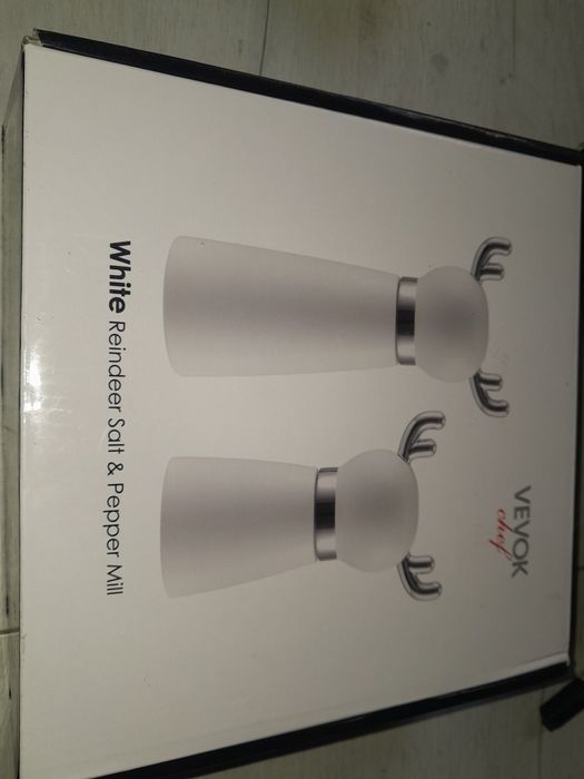 Białe drewniane ręczne młynki vevok w kształcie renifera