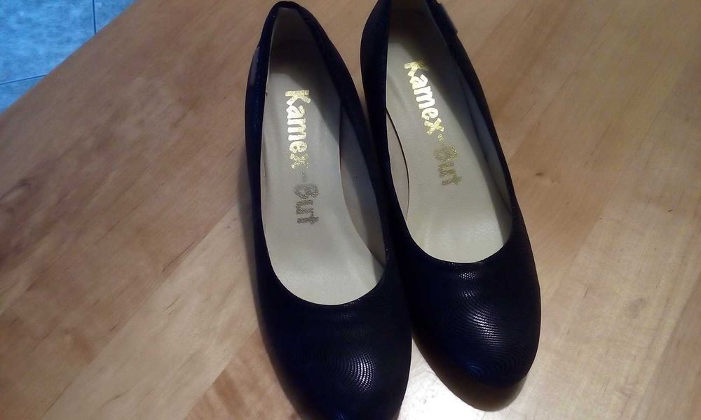 Sprzedam pół buty czarne .