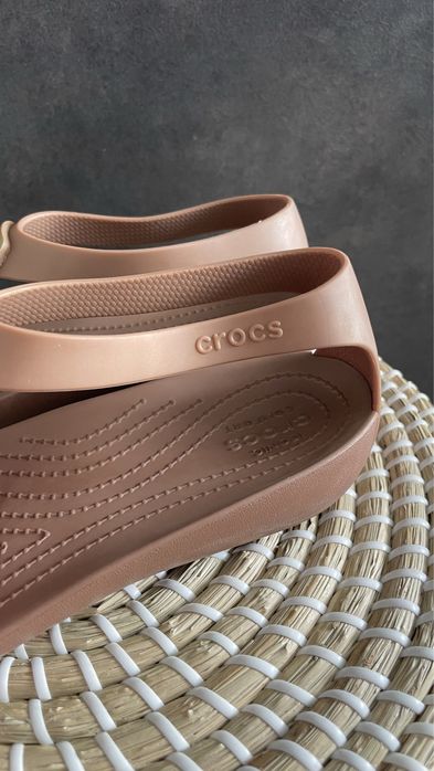 Crocs sandały serena embellish flip bronze W8 38/39