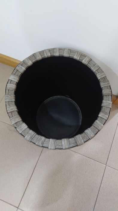 Cesto/banco em palhinhas, como novo