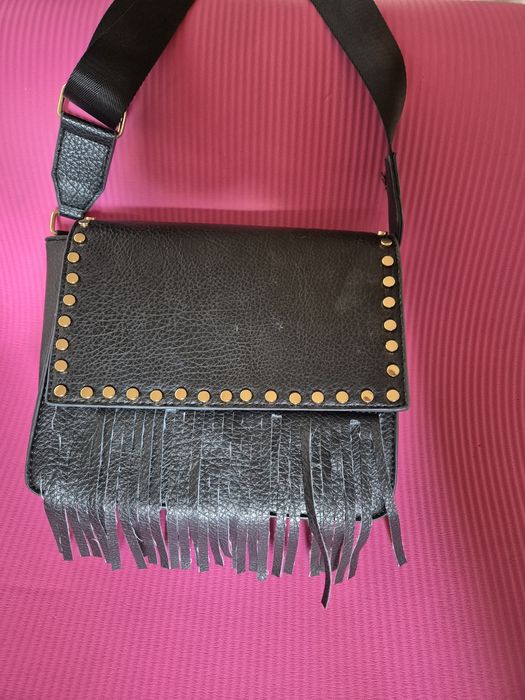 Mała czarna torebka z frędzlami