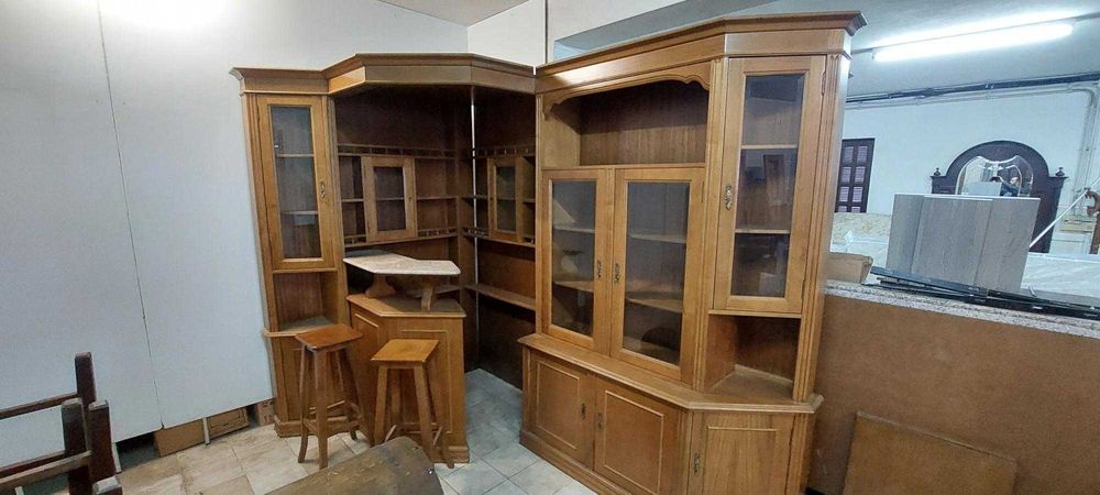 Móvel de bar com bancada e 2 bancos