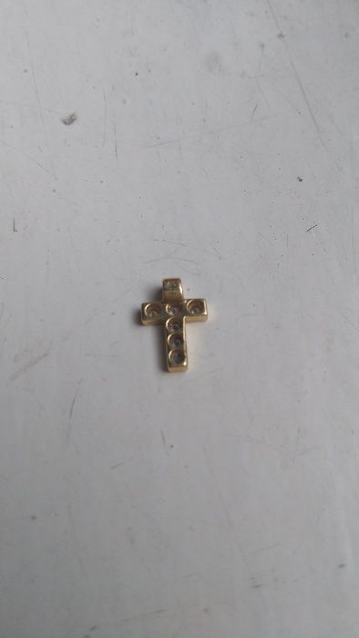 Krzyżyk złoty z brylantami , mały 13 x 6 mm.  Zamienię